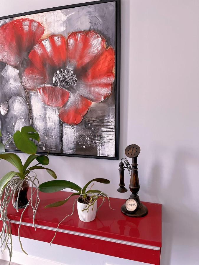 Elegant Garden Suite&2Mins Bus Station Close Lrt& Free Parking YYC Exterior foto