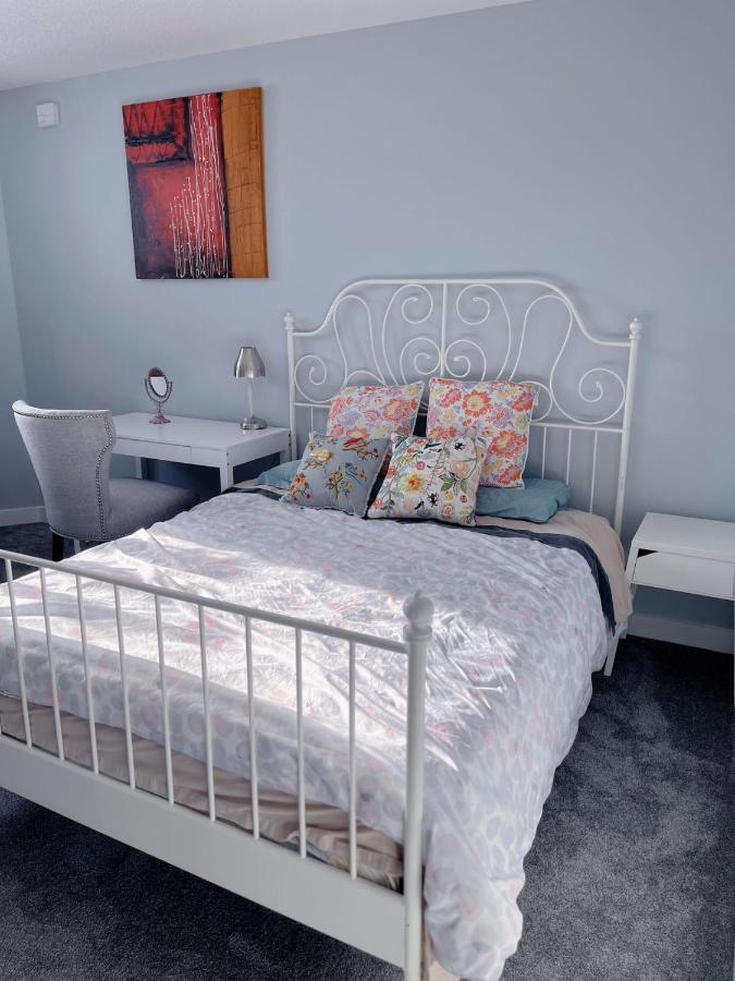 Elegant Garden Suite&2Mins Bus Station Close Lrt& Free Parking YYC Exterior foto