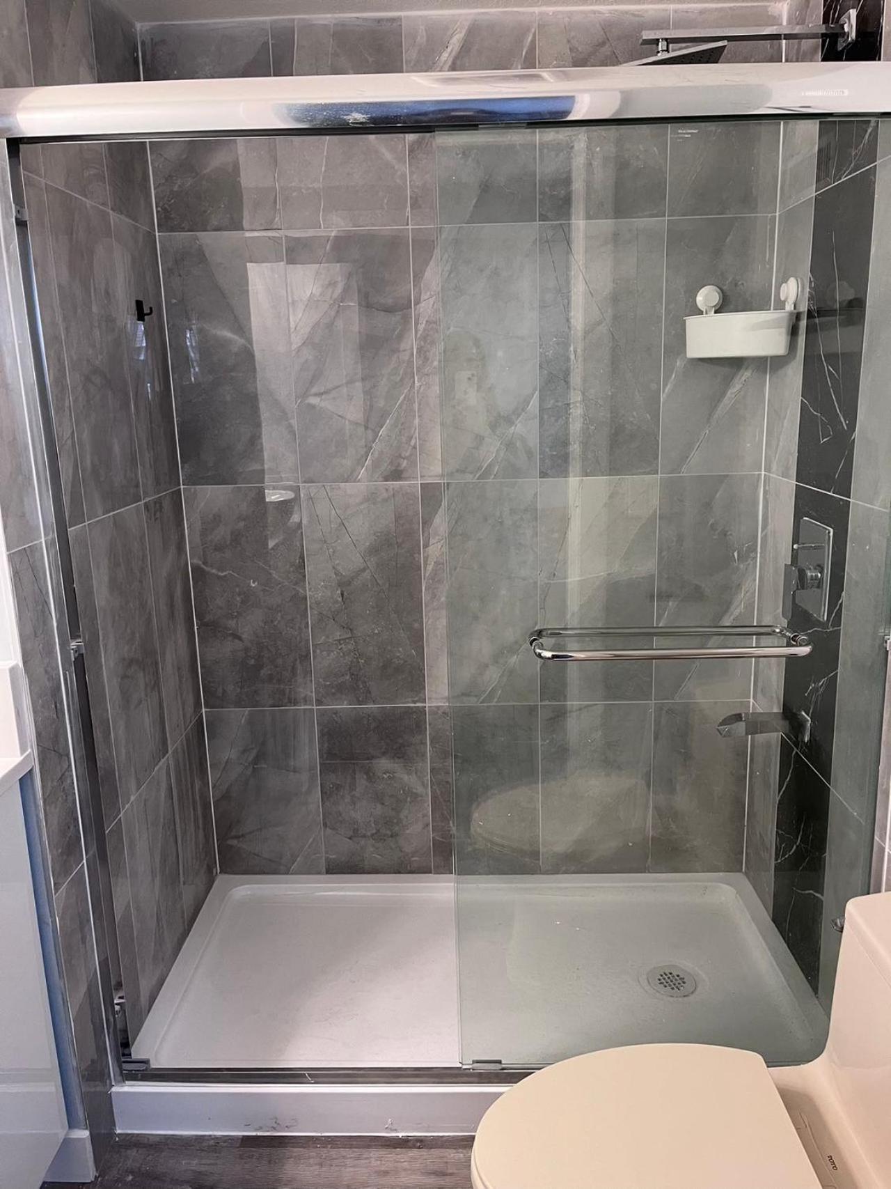 Elegant Garden Suite&2Mins Bus Station Close Lrt& Free Parking YYC Habitación foto